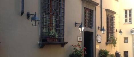 Un edificio con un letrero que dice "ALBERGO" y una pequeña entrada.