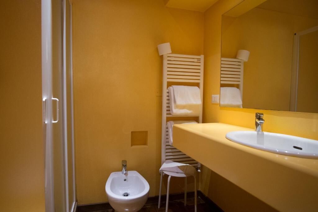 triple room | bathroom | shower, free toiletries, hair dryer, bidet