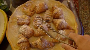 A plate of pastries dusted with powdered sugar. - Hotel Diana (Lucca)