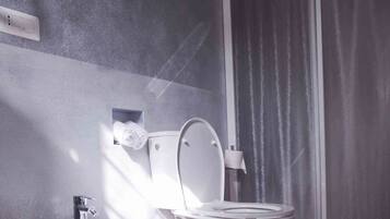 Doccia, set di cortesia gratuito, asciugacapelli, bidet