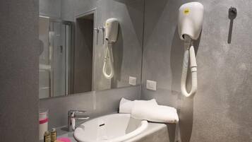 Habitación triple | Baño | Regadera, amenidades de baño gratuitas, secadora de cabello, bidet