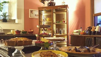 Colazione a buffet, servita tutte le mattine (10 EUR a persona) 