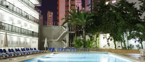 Outdoor pool, pool umbrellas, sun loungers