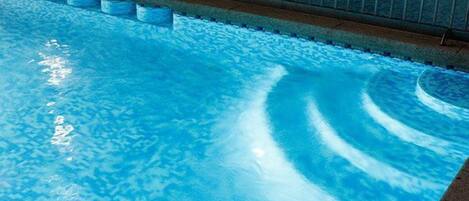 Piscina all'aperto, ombrelloni da piscina, lettini