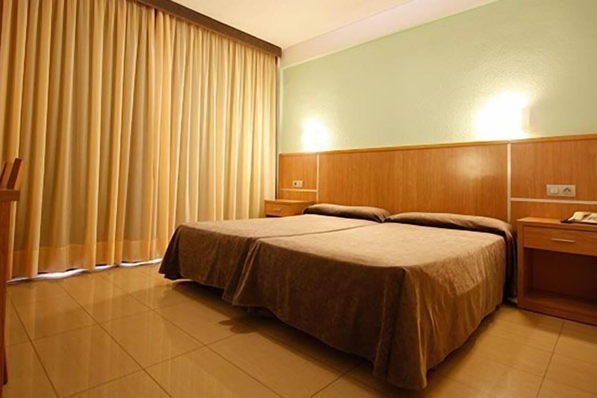 Double Room | In-room safe, soundproofing, iron/ironing board, cribs (surcharge)