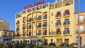 A multi-story hotel with balconies and a sign reading "HOTEL RONDA". - Hotel Olympia Ronda I (Puig)