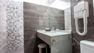 Combined shower/bathtub, free toiletries, hair dryer, bidet