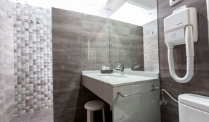 Ensemble douche/baignoire, articles de toilette gratuits, sèche-cheveux