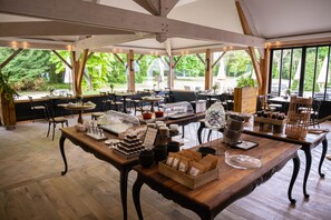 Petit déjeuner buffet (18 EUR par personne)