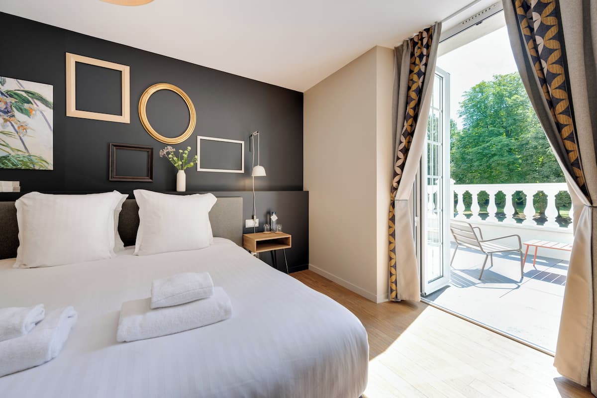 Deluxe Room, 1 King Bed, Terrace, Park View | Premium bedding, desk, soundproofing, iron/ironing board