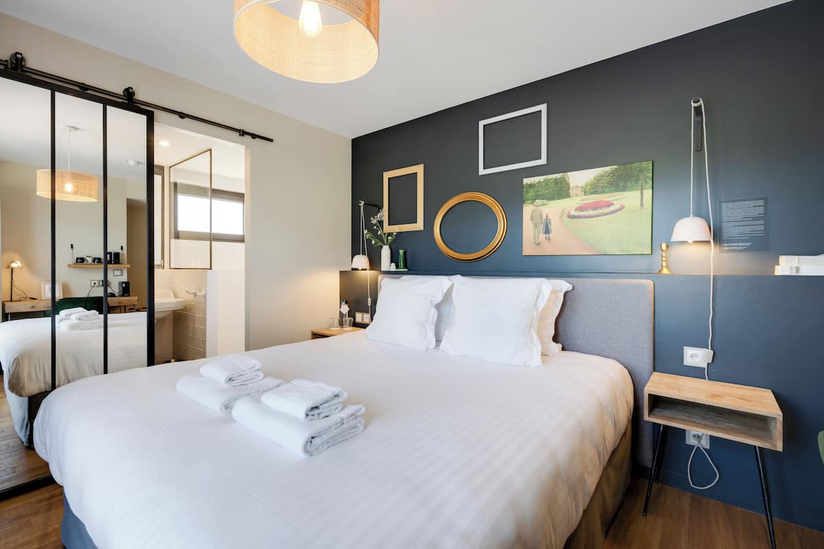 Superior Room, 1 King Bed, Non Smoking (Larger Room) | Premium bedding, desk, soundproofing, iron/ironing board (on request)