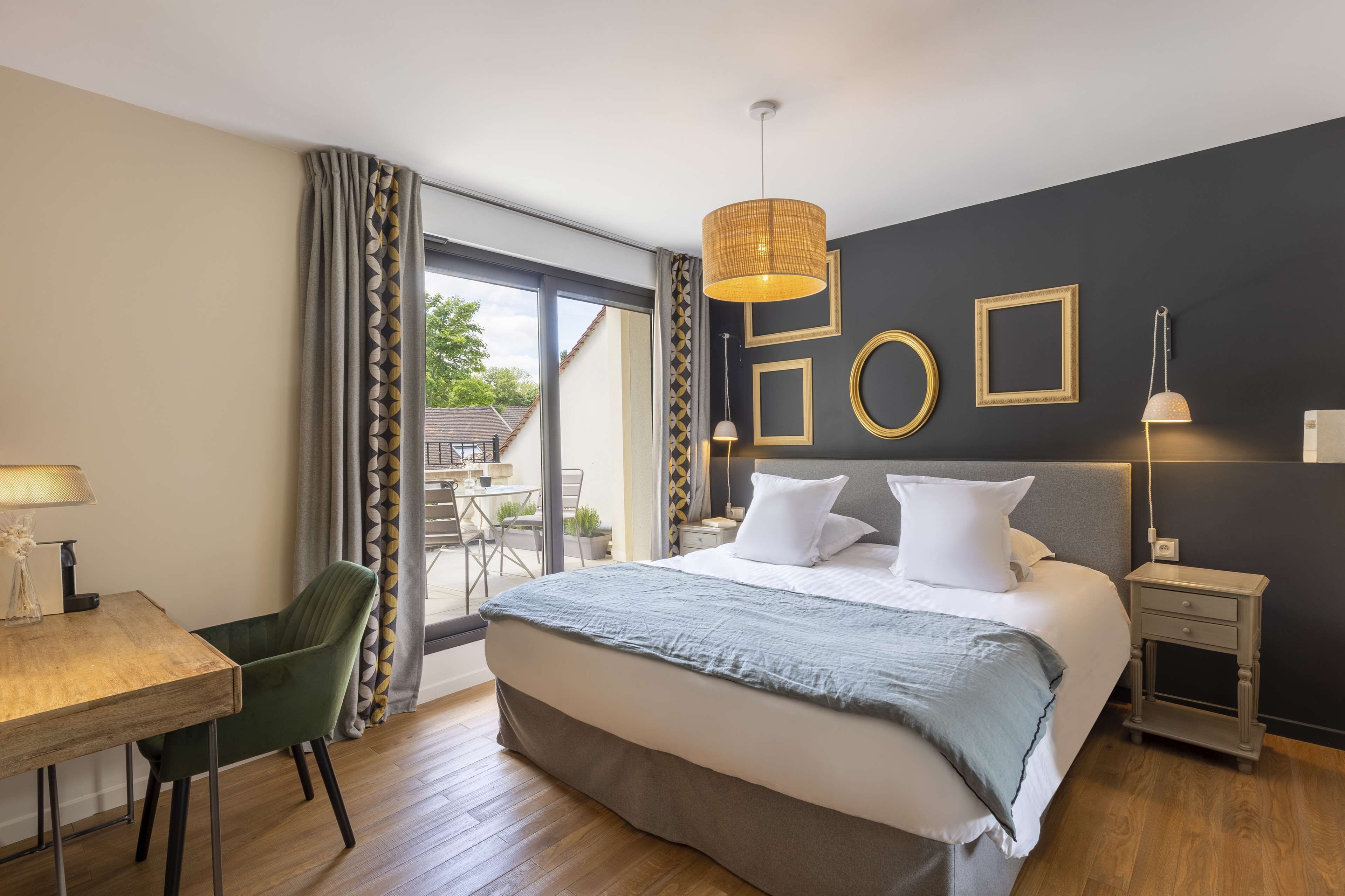 Deluxe-huone, 1 suuri parisänky, terassi, näköala puistoon | Ylelliset vuodevaatteet, työpöytä, äänieristys, silitysrauta/-lauta