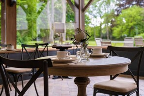 Dinner served - Les Demeures de Varennes, BW Signature Collection (Varennes-Jarcy)