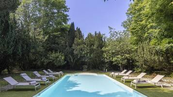 Seasonal outdoor pool, open 9:00 AM to 7:00 PM, pool loungers