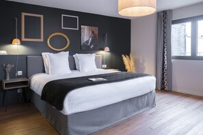 Family Room, 1 King Bed, Non Smoking (with Sofabed) | Premium bedding, desk, soundproofing, iron/ironing board - Les Demeures de Varennes, BW Signature Collection (Varennes-Jarcy)