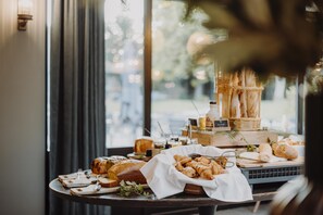 Tägliches Frühstücksbuffet gegen Gebühr