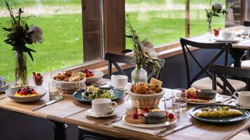 Daily buffet breakfast for a fee