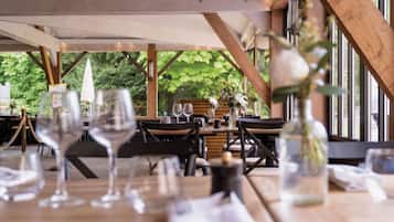 Dîner servi sur place, vue sur le jardin