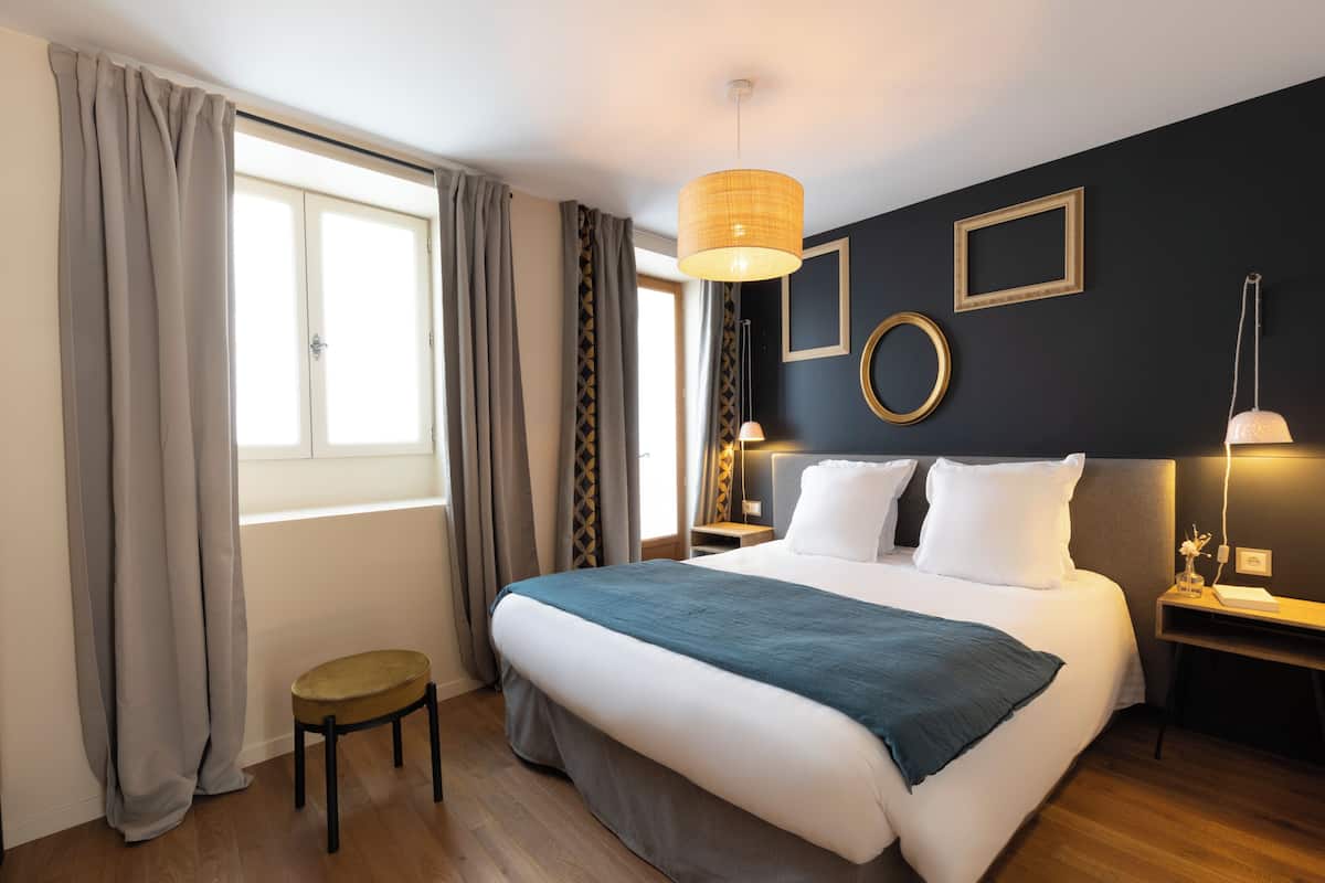 Classic Room, 1 Queen Bed, Non Smoking | Premium bedding, desk, soundproofing, iron/ironing board