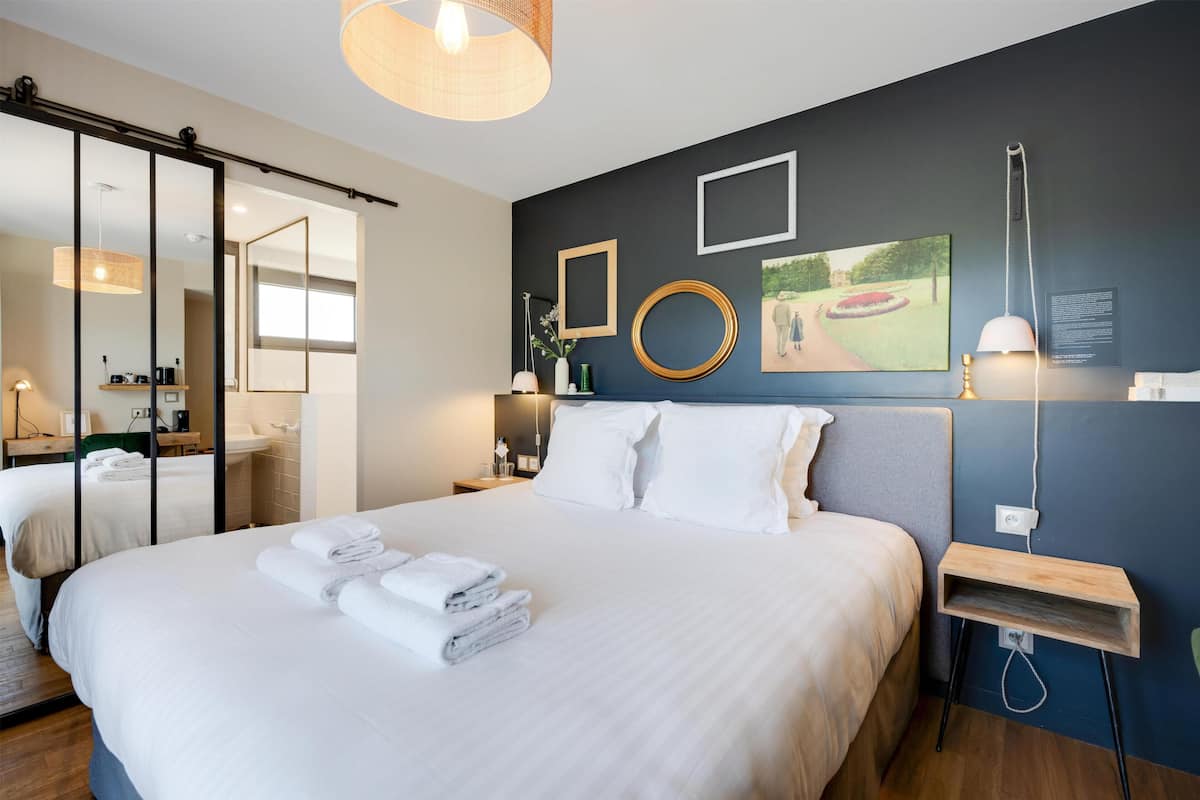 Superior Room, 1 King Bed, Non Smoking (Larger Room) | Premium bedding, desk, soundproofing, iron/ironing board (on request)