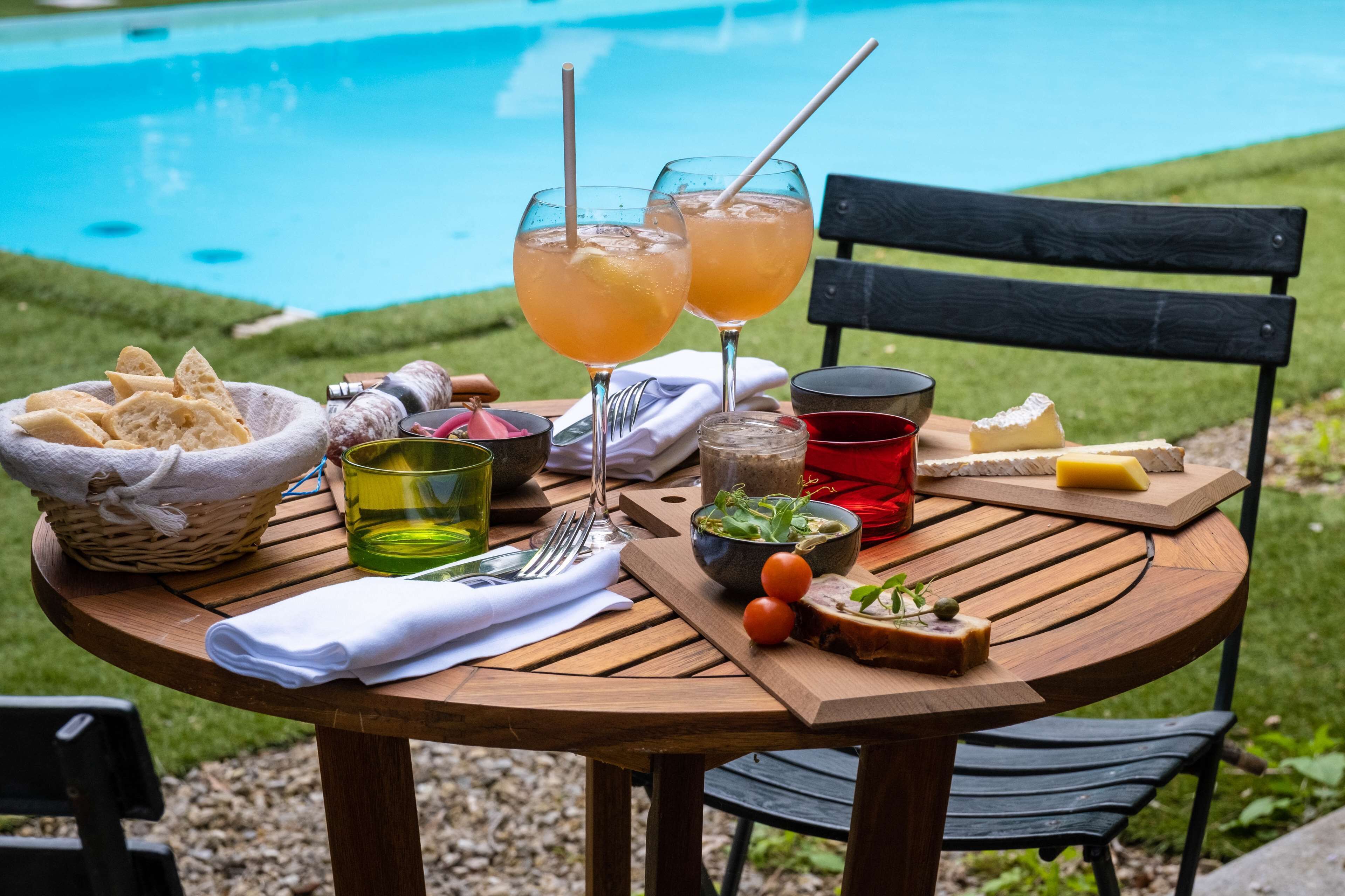 Una piscina al aire libre de temporada (de 09:00 a 21:00), tumbonas