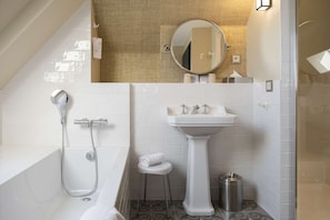 Bathroom - Les Demeures de Varennes, BW Signature Collection (Varennes-Jarcy)