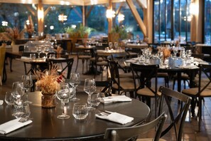 Dinner served - Les Demeures de Varennes, BW Signature Collection (Varennes-Jarcy)