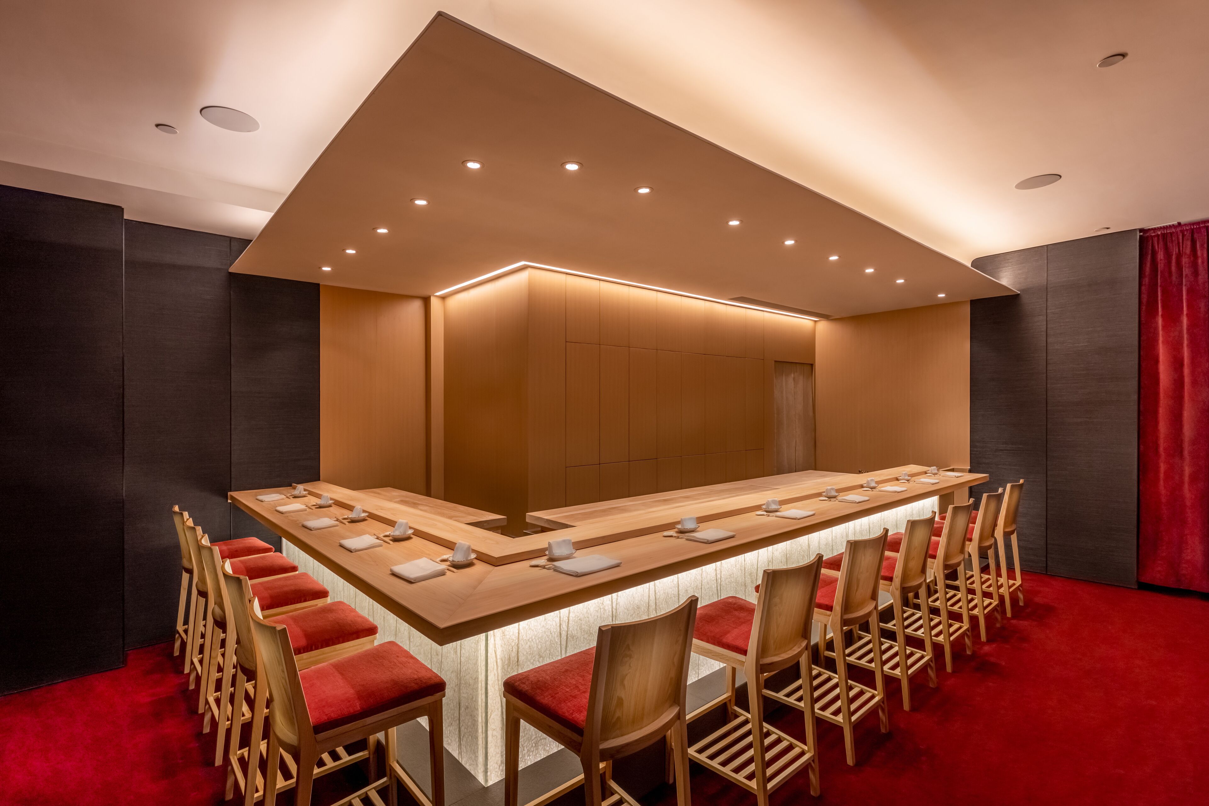 4 restaurants, lunch, dinner served; international cuisine