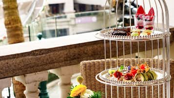 4 restaurantes; se sirven almuerzos, cenas y cocina internacional