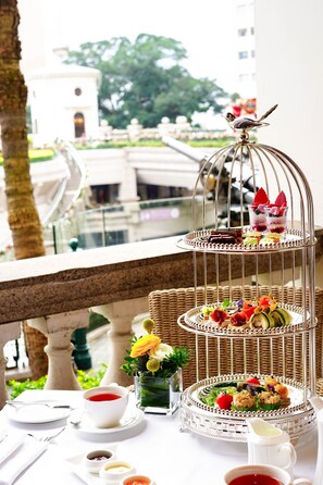 4 restaurants, lunch, dinner served; international cuisine