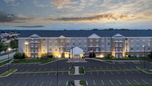 A multi-story hotel with a parking lot in front. - Homewood Suites by Hilton Cedar Rapids-North (Cedar Rapids)