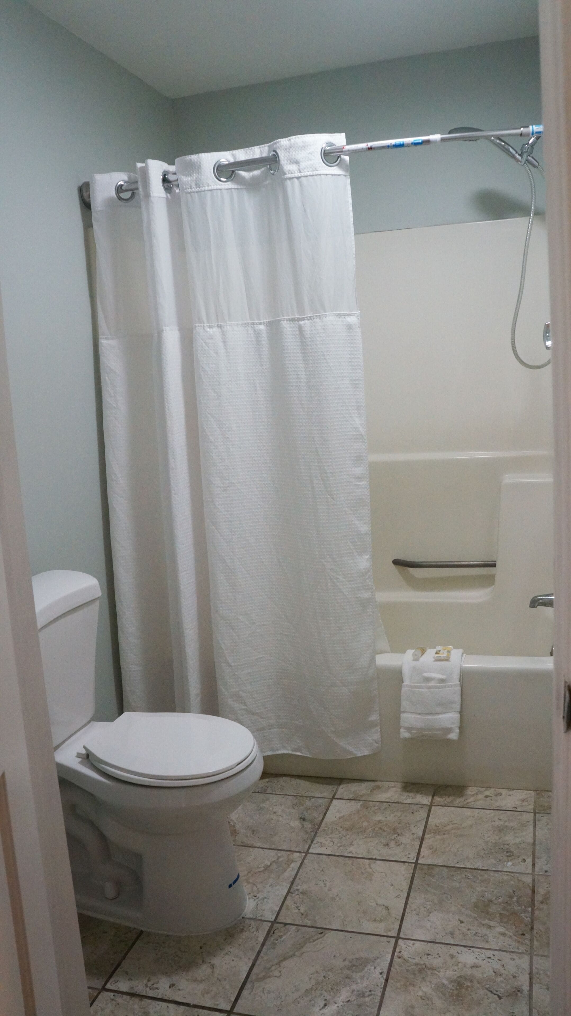 Une salle de bain avec des toilettes, une douche et une baignoire.