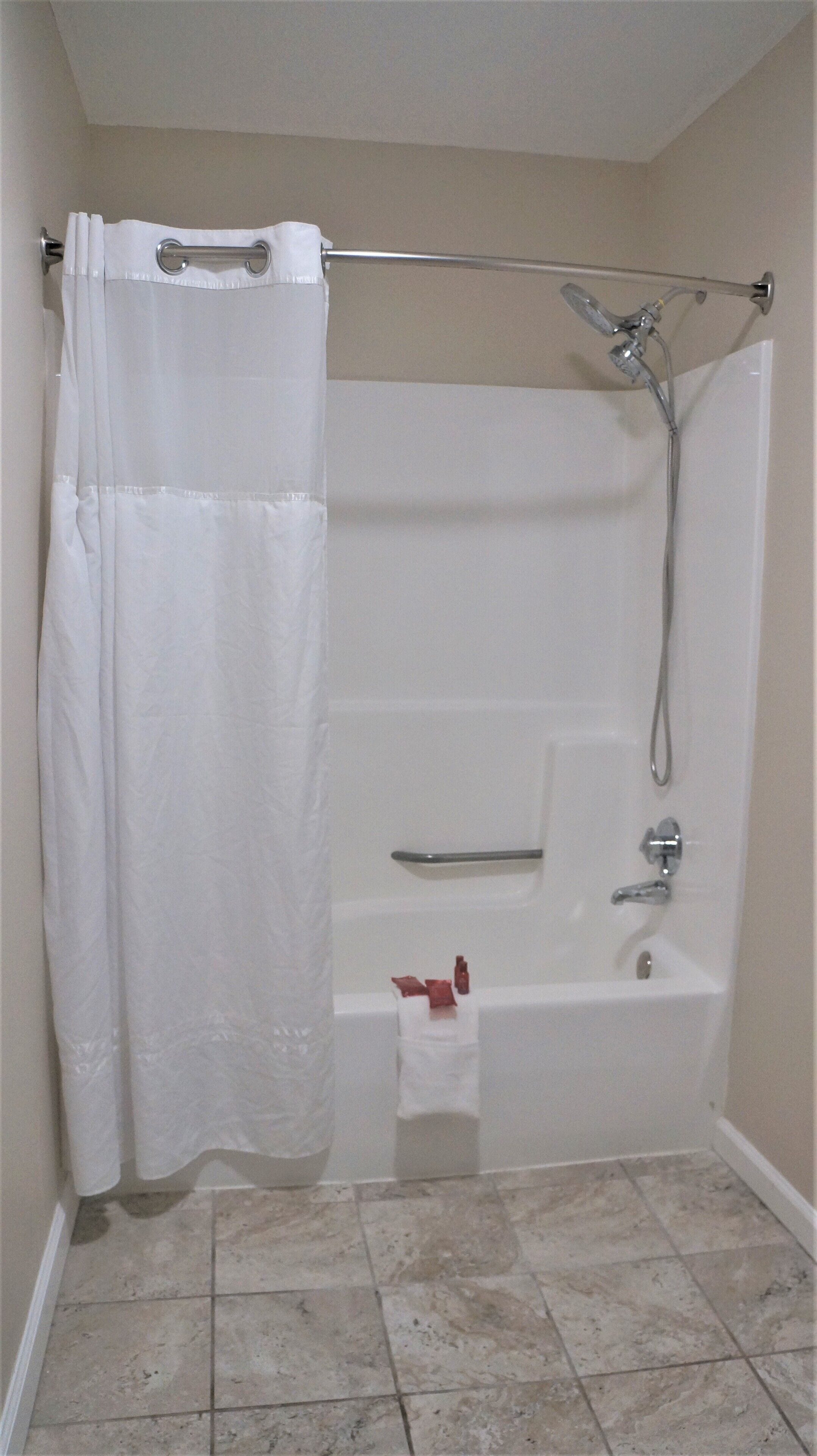 Un baño con bañera, ducha e inodoro.