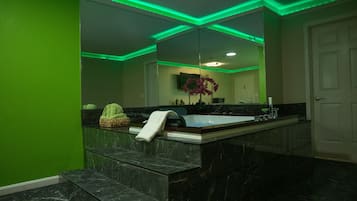 Deluxe Studio Suite, 1 King Bed, Private Bathroom | Desk, iron/ironing board, WiFi, bed sheets