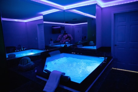 Escritorio, tabla de planchar con plancha, wifi y ropa de cama . Classic Motor Lodge West Green