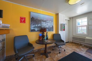 Coin salon dans le hall