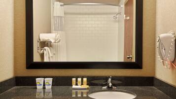 Tina con regadera, amenidades de baño gratuitas, secadora de cabello