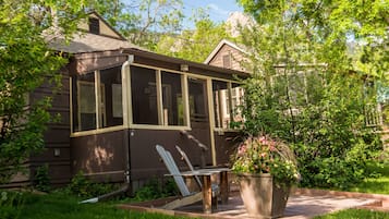 Standalone Queen One Bedroom Cottage with Full Kitchen | Terraza o patio