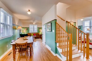 Standalone Three Bedroom Cottage with Full Kitchen | In-room dining
