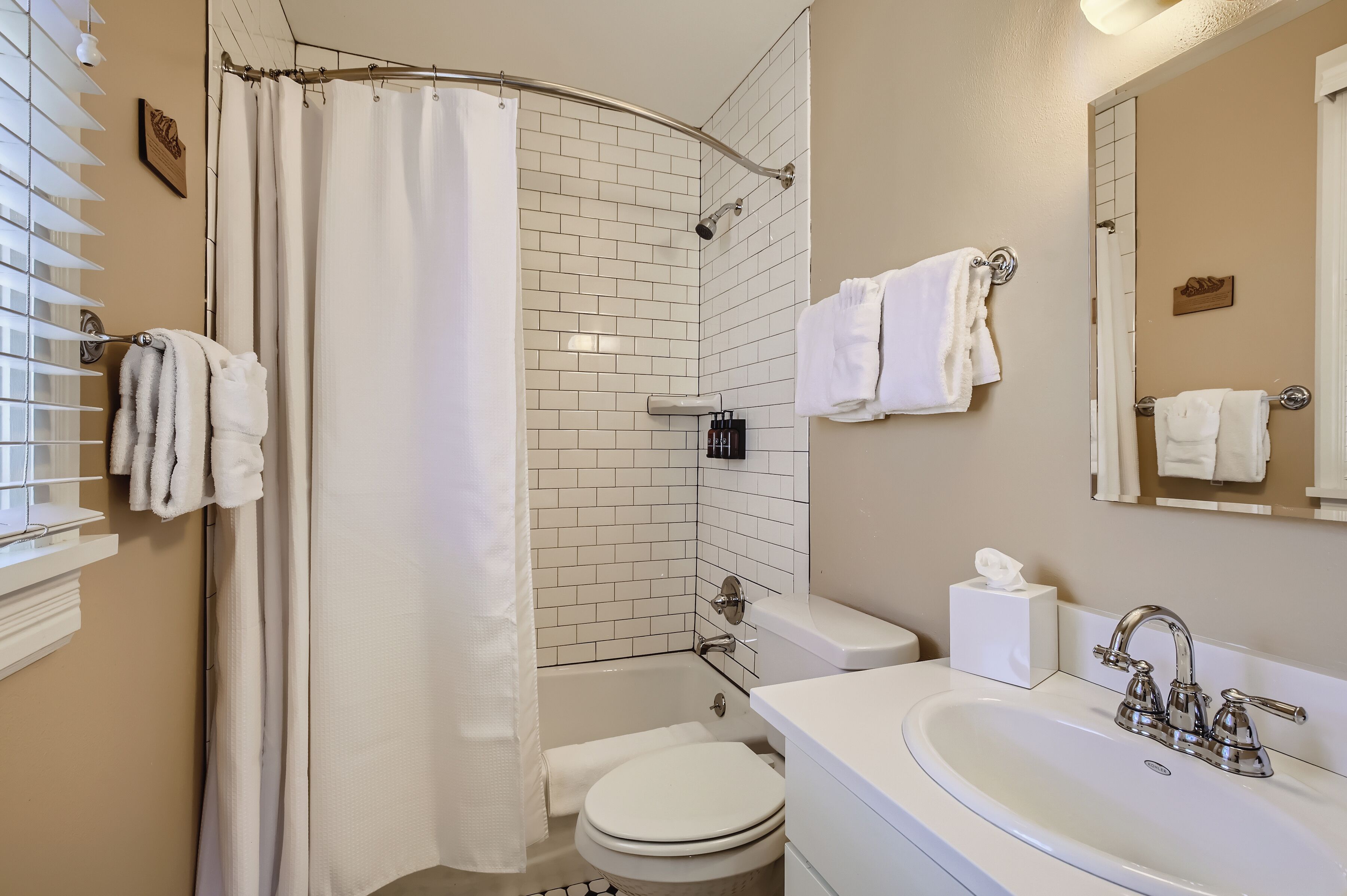 Une salle de bain moderne équipée d’une douche, de toilettes et d’un lavabo.