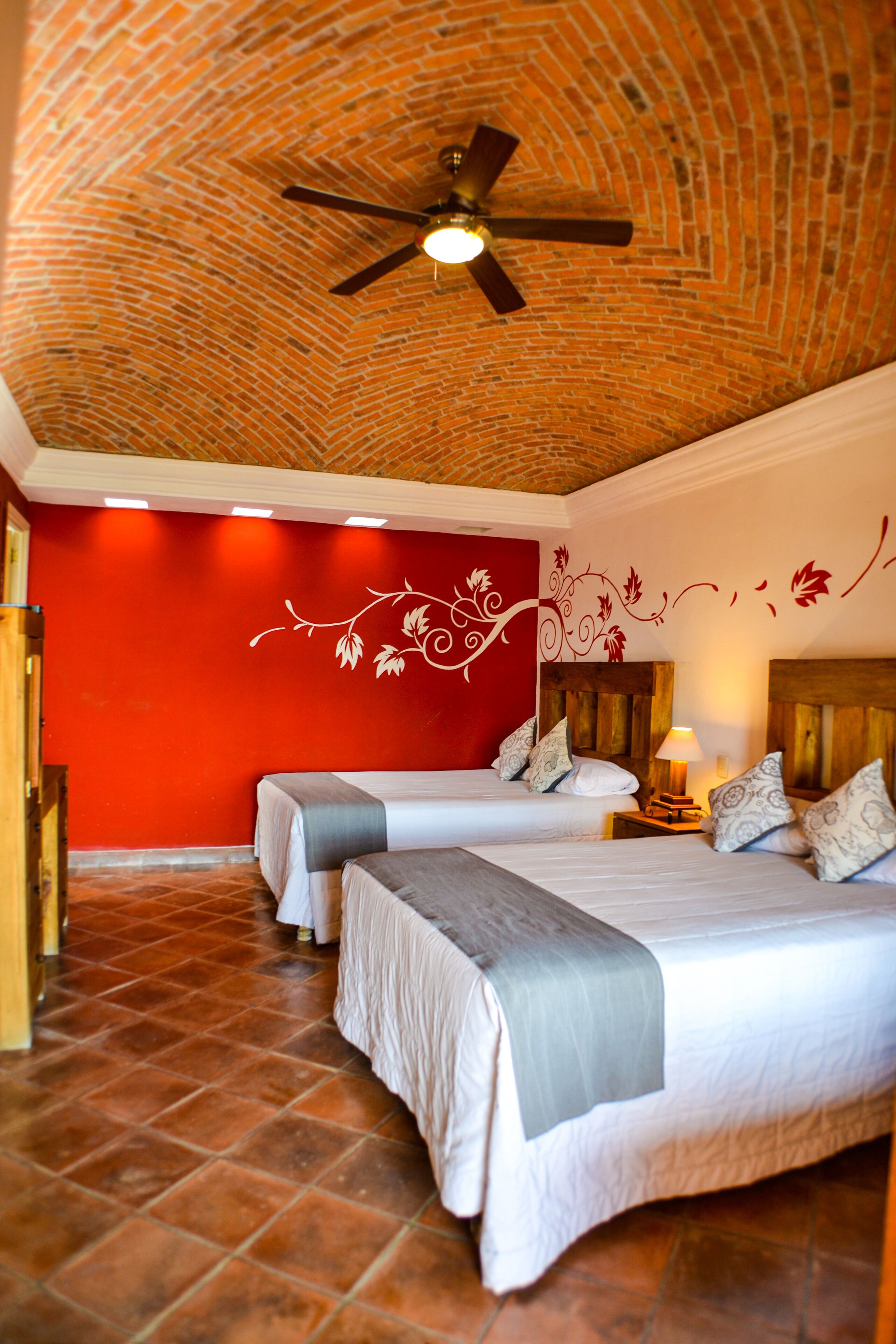 Standaard kamer, 2 tweepersoonsbedden | Een strijkplank/strijkijzer, gratis wifi, beddengoed