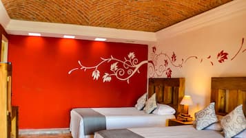 Standaard kamer, 2 tweepersoonsbedden | Een strijkplank/strijkijzer, gratis wifi, beddengoed