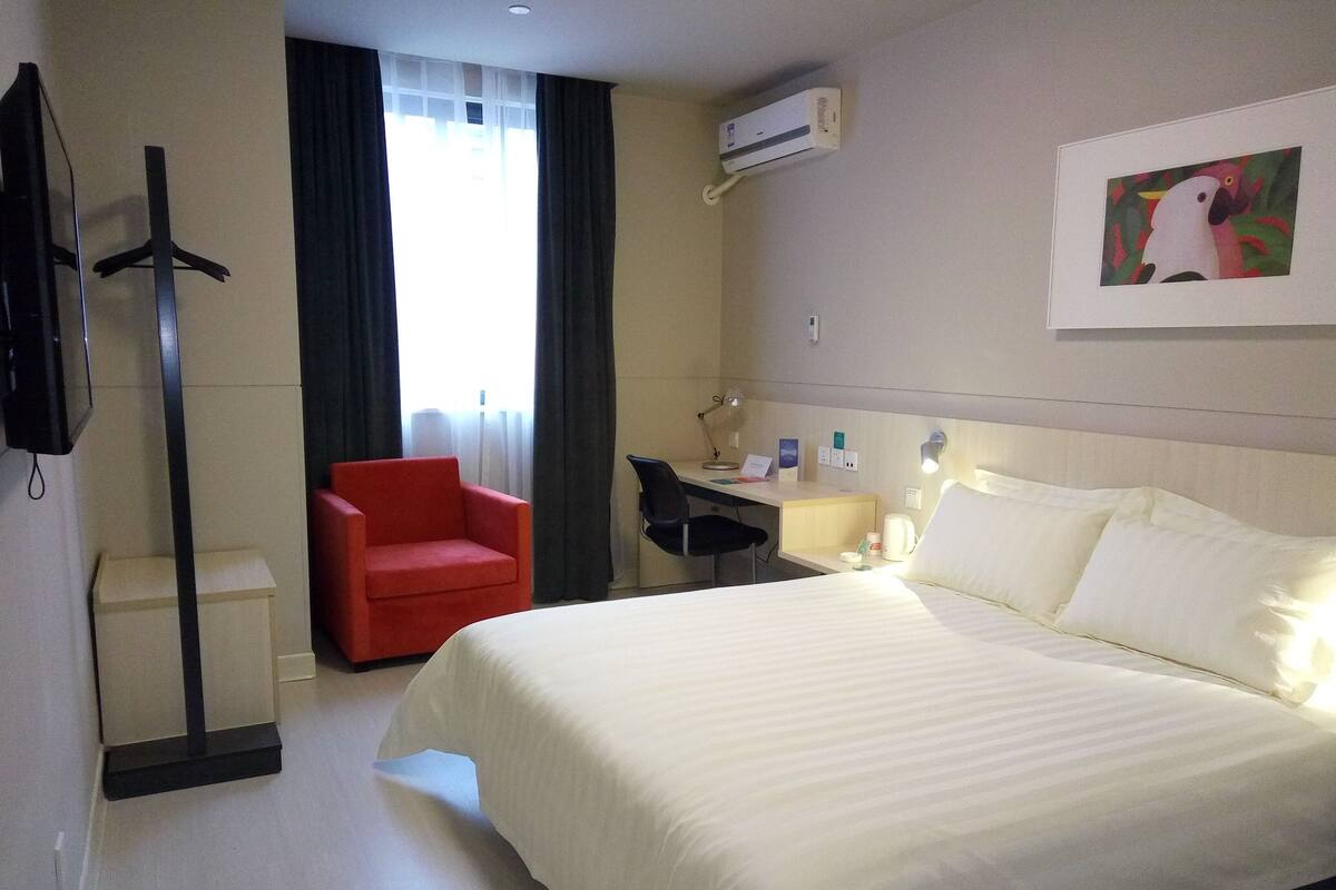 Business Room (A) | In-room safe, desk, blackout curtains, iron/ironing board