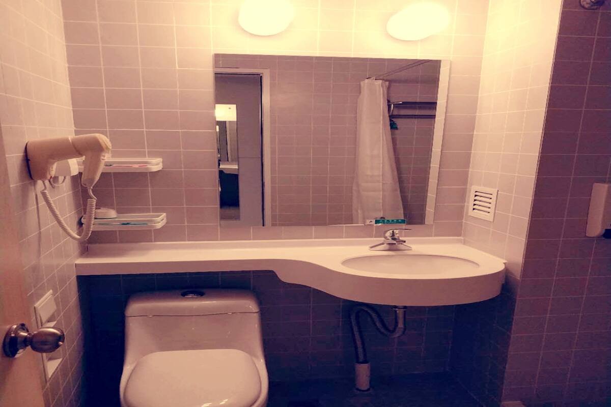 Combined shower/bathtub, free toiletries, hair dryer, slippers