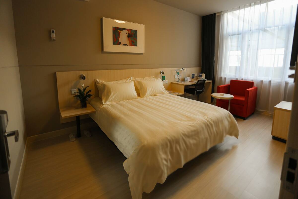 Business Room (B) | In-room safe, desk, blackout curtains, iron/ironing board