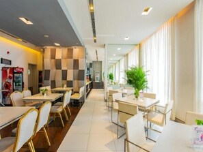 Breakfast (CNY 15 per person)
