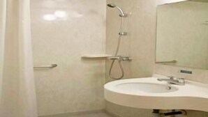 Een badkamer met een douche, wastafel en spiegel.