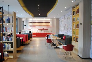 Lobby sitting area - Ibis Harbin Hongqi Street Hotel (Harbin)