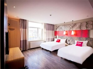 Memory-foam beds, desk, blackout curtains, iron/ironing board - Ibis Harbin Hongqi Street Hotel (Harbin)