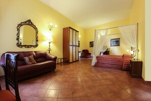 Suite – junior | Minibar, safe på rommet, skrivebord og blendingsgardiner